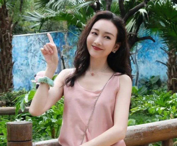 天宇优配  王鸥去看何九华演出！没带孩子坐前排不避人，男方亲口说过没结婚！