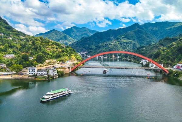 春安配资 歙县街口镇：蓝天白云 画里街口_大皖新闻 | 安徽网